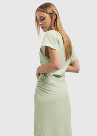 Gaiši zaļa gara kleita - back