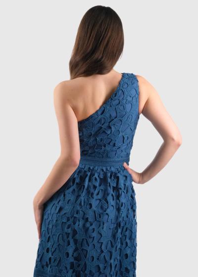 Julieta zila vakarkleita uz viena pleca  - back