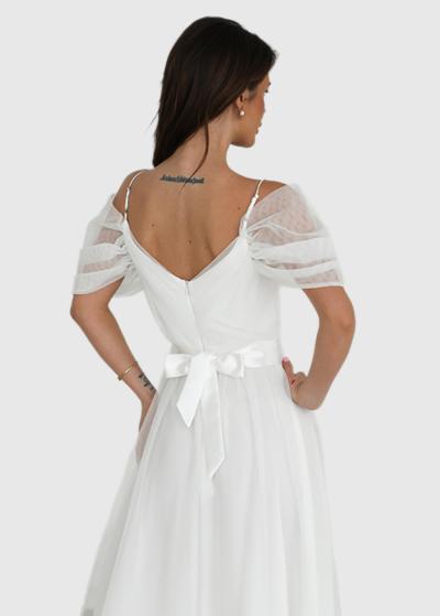 Cesaria balta gara vakarkleita ar atvērtiem pleciem - back