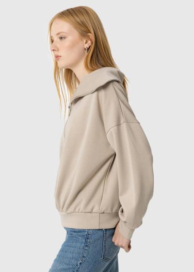 Bēšs džemperis ar rāvējslēdzēju - back