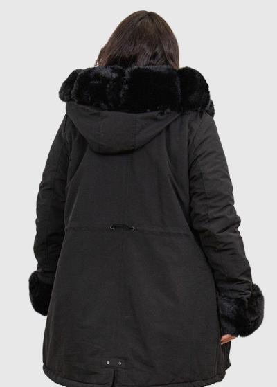 Ilaya Lielo izmēru melna jaka ar kažokādas iešuvumiem - back