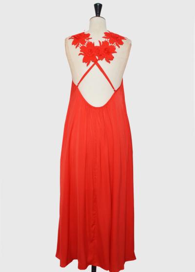 Yaralla sarkana gara kleita ar atvērtu muguru  - back