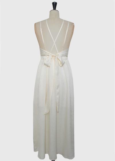 Zaida balta vakarkleita ar atvērtu muguru  - back