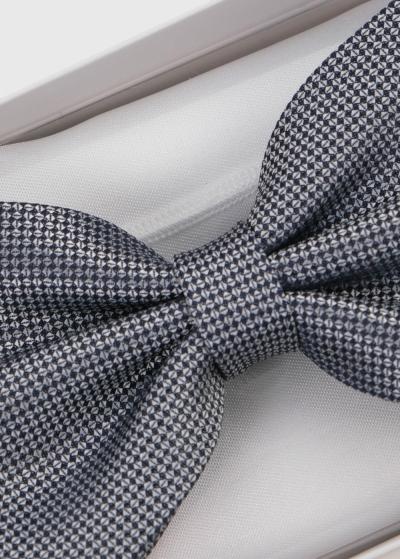 Pelēks vīriešu tauriņš - back