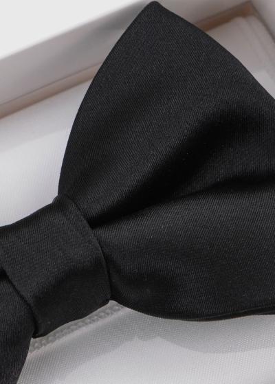 Melns vīriešu tauriņš - back