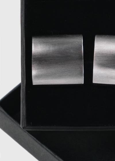 Sudraba kvadtrātainas aproču pogas - back