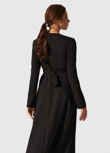 Melna vakarkleita ar plisētiem svārkiem - back