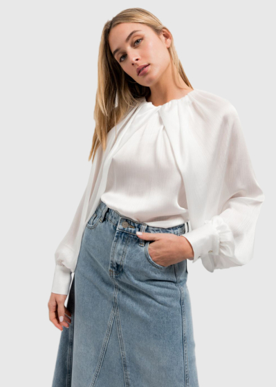 Balta blūze ar garām piedurknēm