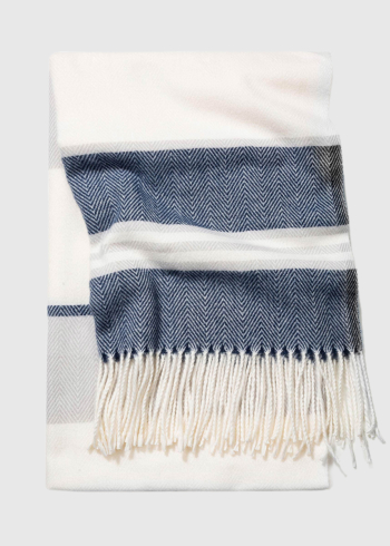 Scarf with fridge detail