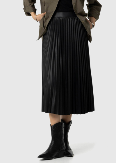 Black pleated skirt with a side zip