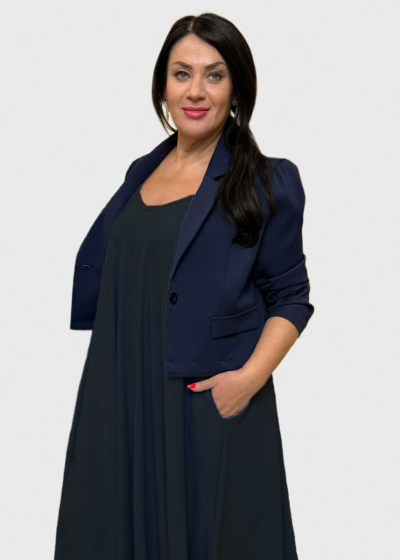 Emma melna brīva piegriezuma kleita